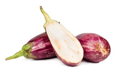 İki taze mor patlıcan yarısı beyaz arka plan üzerinde