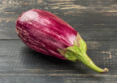 Ahşap arka plan taze mor patlıcan grafiti