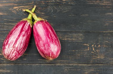 İki taze mor patlıcan boş ahşap arka plan