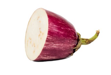 Beyaz arka plan üzerinde izole yarım çiğ mor patlıcan