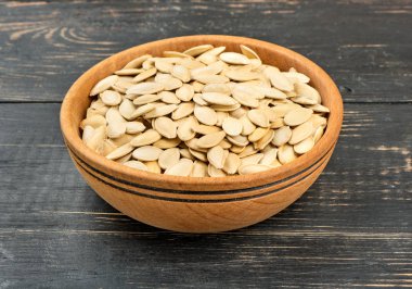 Kase kabak çekirdeği kabuğu ahşap arka plan üzerinde dolu