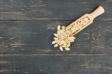 Boş ahşap arka plan vurgunun içinde kabak çekirdeği