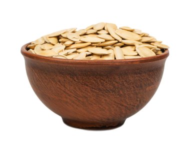 Beyaz arka plan üzerinde izole büyük bir kase içinde kavrulmuş kabak çekirdeği