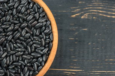 Masa üstü görüntüsü üzerinde siyah fasulye ile kase parçası