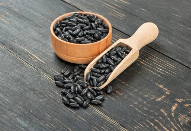 Kase ve kepçe ahşap arka plan üzerinde siyah fasulye