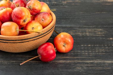 Masanın üzerine bir kase kırmızı cennet elma