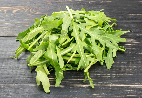 Mazzo Foglie Fresche Rucola Sul Tavolo Scuro — Foto Stock