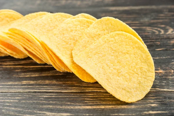 Verspreide Potato Chips Een Donkere Tafel Closeup — Stockfoto
