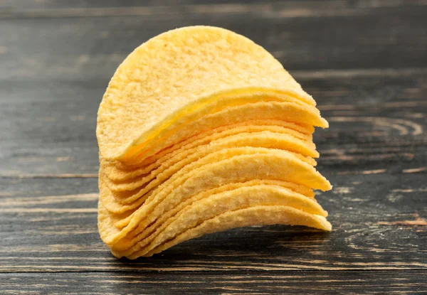 Stapel Potato Chips Houten Achtergrond Closeup — Stockfoto