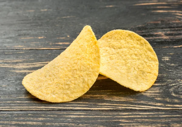 Twee Potato Chips Close Houten Achtergrond — Stockfoto