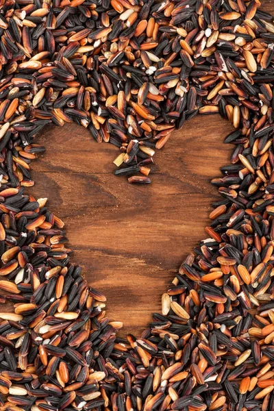 Arroz Salvaje Negro Forma Corazón Sobre Fondo Madera — Foto de Stock