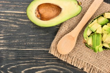 Yas ve tablo, en iyi görünüm üzerinde bir kaşıkla avokado salatası