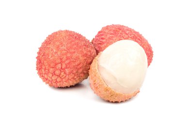 Beyaz zemin üzerinde üç Çinli lychee meyve