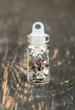 Küçük bir şişe güzel payetler tasarım masanın üzerine çivi