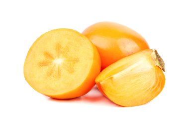 Taze hurma meyve yarısı ve beyaz zemin üzerine dilim ile