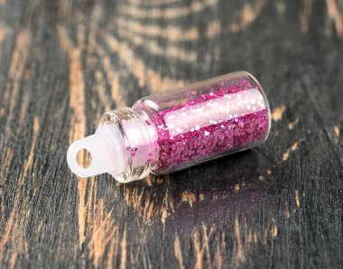 Pul tasarımı için bir şişeyle çivi ve ahşap arka plan üzerinde makyaj