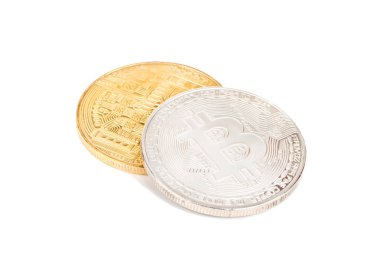 Gümüş ve altın bitcoin beyaz bir arka plan üzerinde paralar