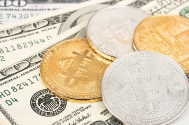 Gümüş ve altın sikke bitcoin dolar ile yakın