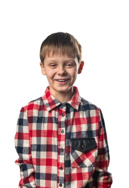 Gülen çocuk beyaz bir arka plan üzerinde bir gömlek