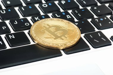 Altın bitcoin sikke üzerinde klavye yakın çekim