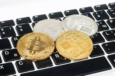 Bitcoin altın ve Gümüş sikkeleri üzerinde dizüstü klavye