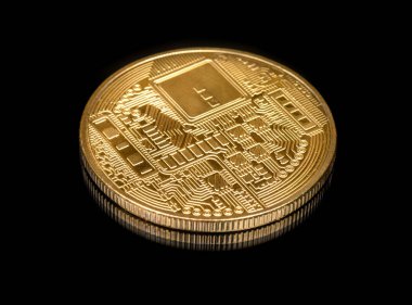 Siyah zemin üzerine altın sikke bitcoin arka yüzü