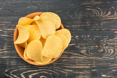 Patates cipsi kase boş ahşap arka plan, üstten görünüm