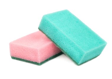 Beyaz zemin üzerine mavi ve pikn bulaşık yıkama sünger