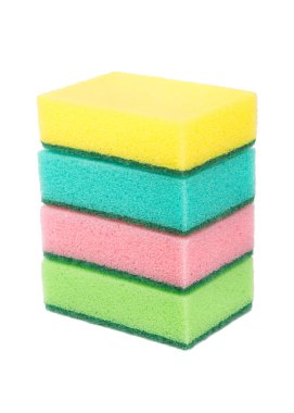 Beyaz arka plan üzerinde bulaşık için dört sünger yığını