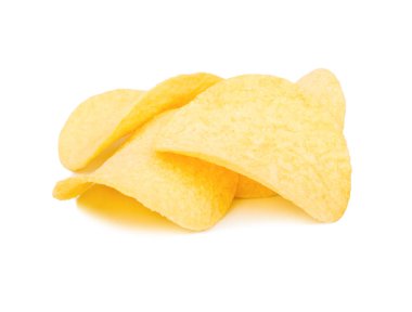 Beyaz bir arka plan üzerinde peynir tadı ile birkaç patates cipsi