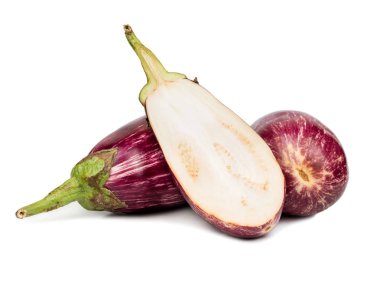 İki taze mor patlıcan yarısı beyaz arka plan üzerinde