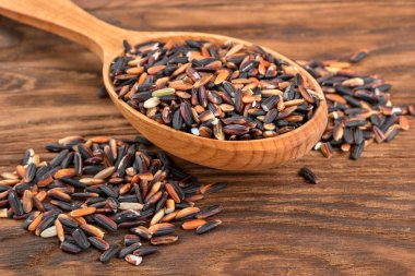 Kaşık masa yakın çekim üzerinde ham yabani pirinç