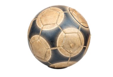 Beyaz arka planda izole edilmiş eski deri futbol topu