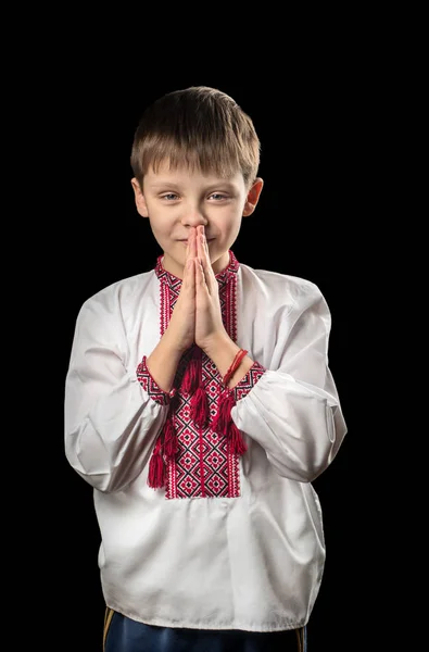 Προσεύχεται Αγόρι Στην Παραδοσιακή Ουκρανική Ρούχα Μαύρο Φόντο — Φωτογραφία Αρχείου