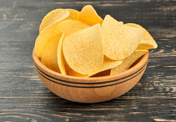 Potato Chips Kom Houten Achtergrond — Stockfoto