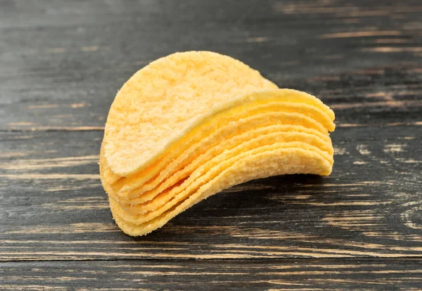 Kleine Stack Van Chips Houten Achtergrond Closeup — Stockfoto