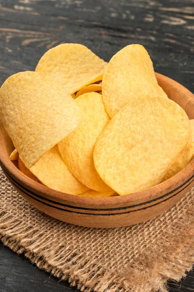Kom Met Aardappel Chips Jute Een Donkere Tafel — Stockfoto