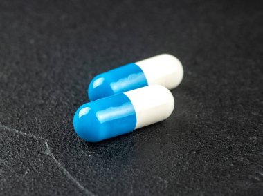 İki mavi ve beyaz kapsül