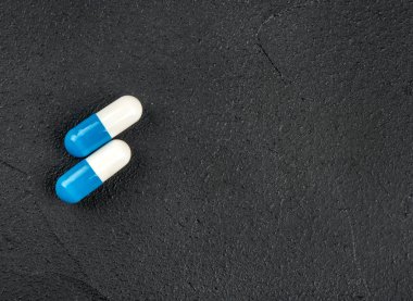 İki mavi ve beyaz kapsül