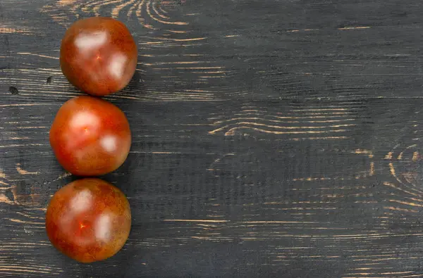 Tre kumato tomater — Stockfoto