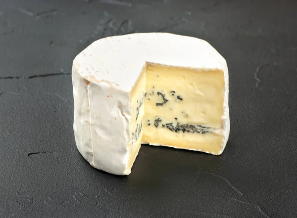 Pieza de queso brie —  Fotos de Stock