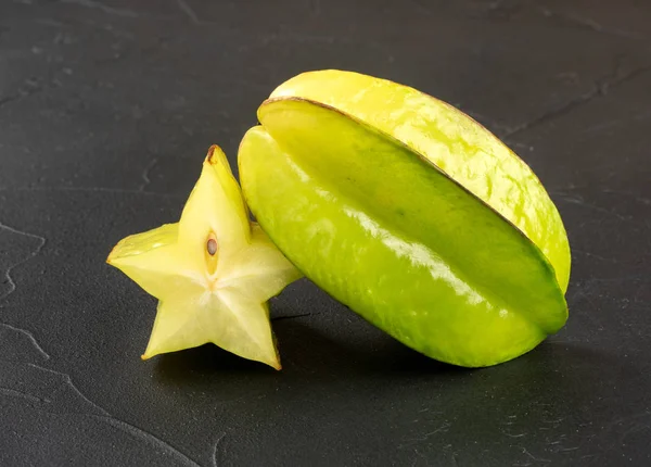Fruta de carambola con la mitad — Foto de Stock