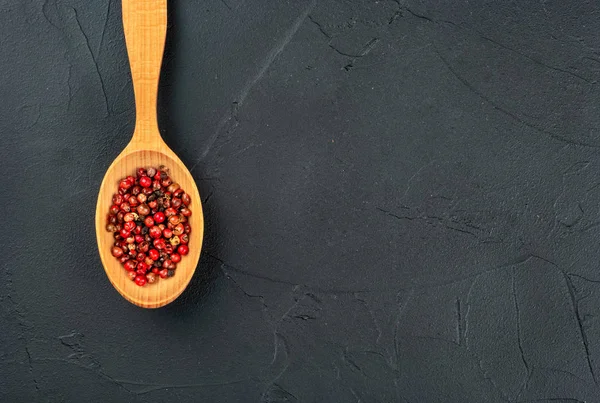 Paprika Erbsen in einem Löffel — Stockfoto
