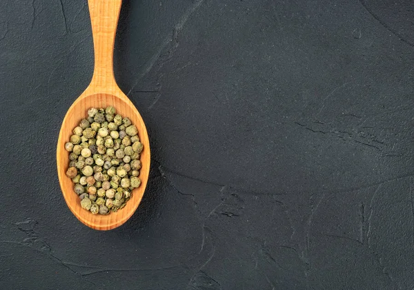 Grüne Paprika Erbsen in einem Löffel — Stockfoto