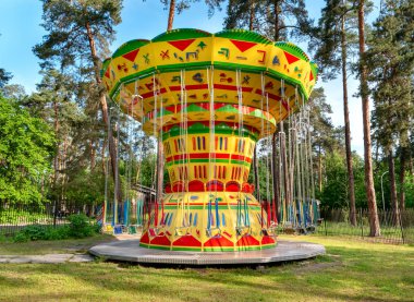 jonge vrouw eten aardappel chips tegen een zwarte achtergrond