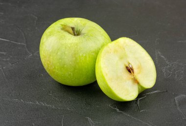 Yarısı yeşil elma