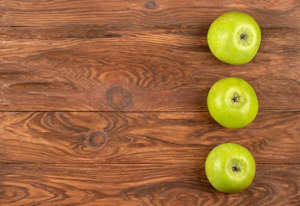 Drei grüne Äpfel — Stockfoto