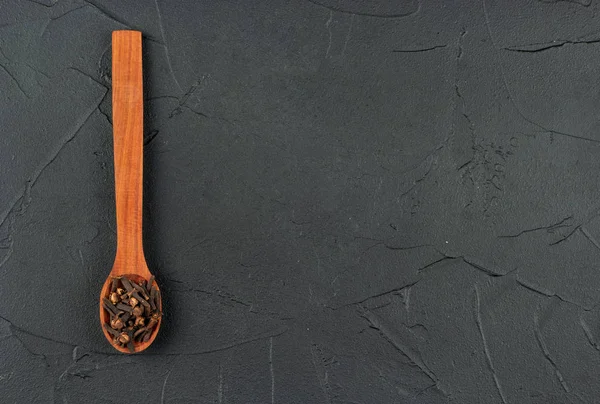 กานพลูแห้งในช้อน — ภาพถ่ายสต็อก
