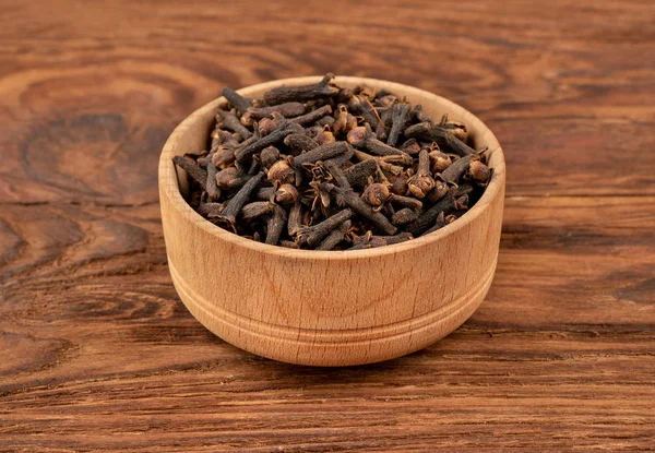 Dry cloves in bowl — Stock Photo, Image