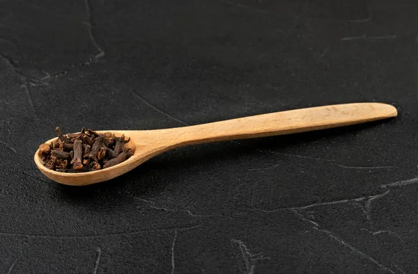 Dry cloves in spoon — Stock Photo, Image